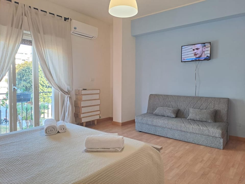 Bed, TV and multimedia, Photo of the whole room, towels, air conditioner