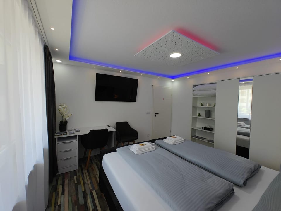 Communal lounge/ TV room, Bed, TV and multimedia, Photo of the whole room, Bedroom