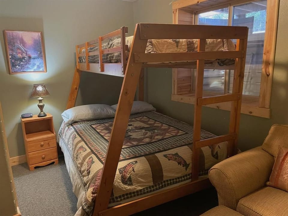Bedroom, bunk bed