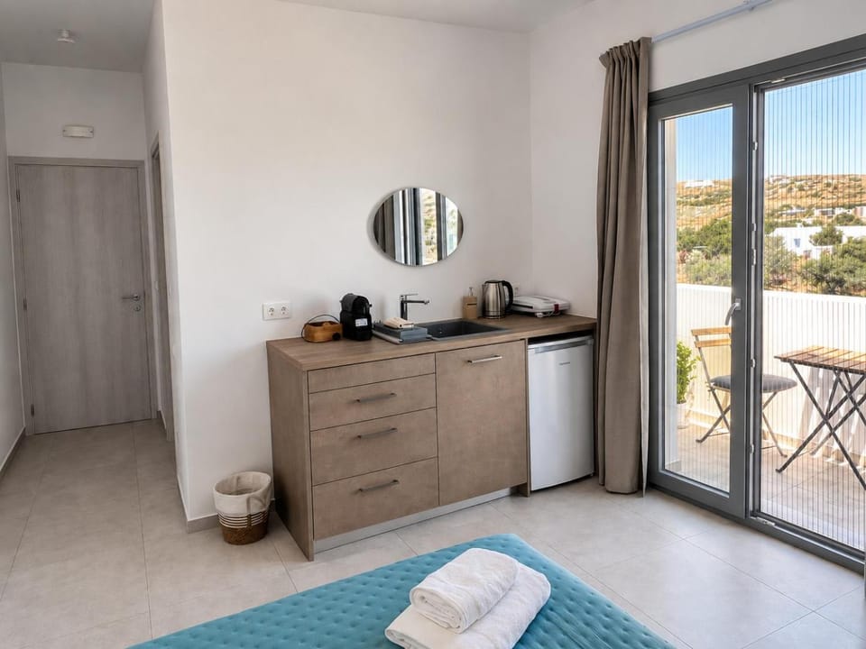 Bed, View (from property/room), Balcony/Terrace, Kitchen or kitchenette, Photo of the whole room, Bedroom, towels