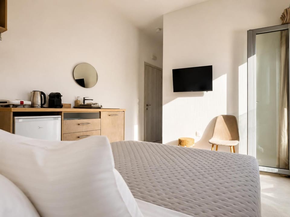 Bed, TV and multimedia, Kitchen or kitchenette, Photo of the whole room, Bedroom