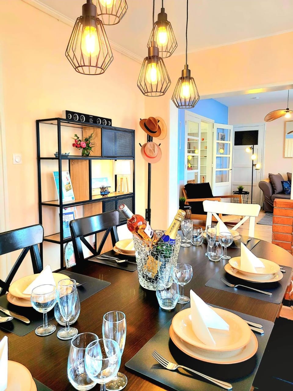 Living room, Food and drinks, Seating area, Dining area, Food, Drinks