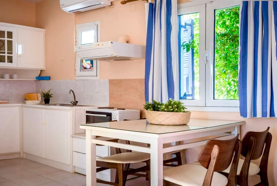 Kitchen or kitchenette, Dining area, stove, air conditioner