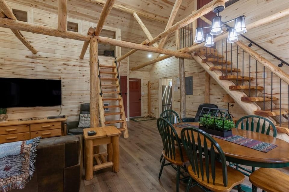 TV and multimedia, Living room, Seating area, Dining area