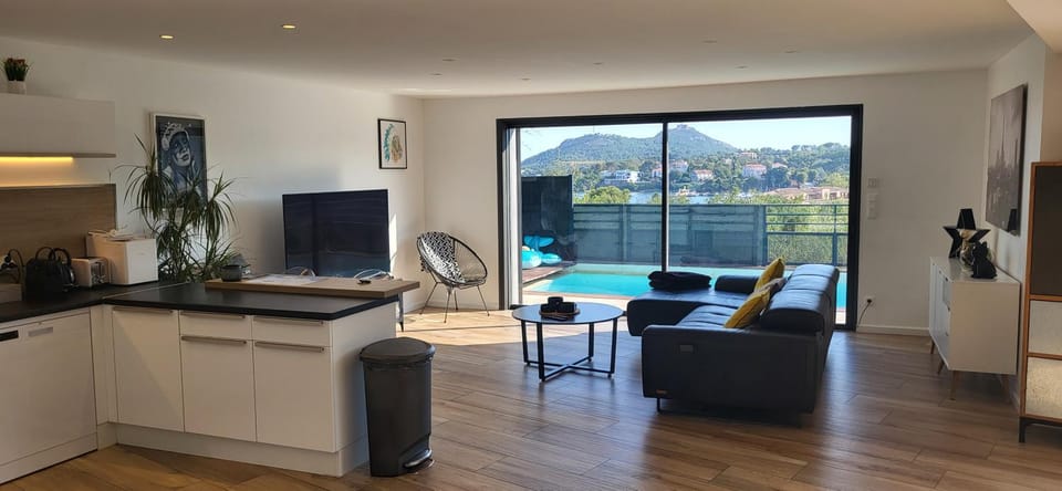 Communal lounge/ TV room