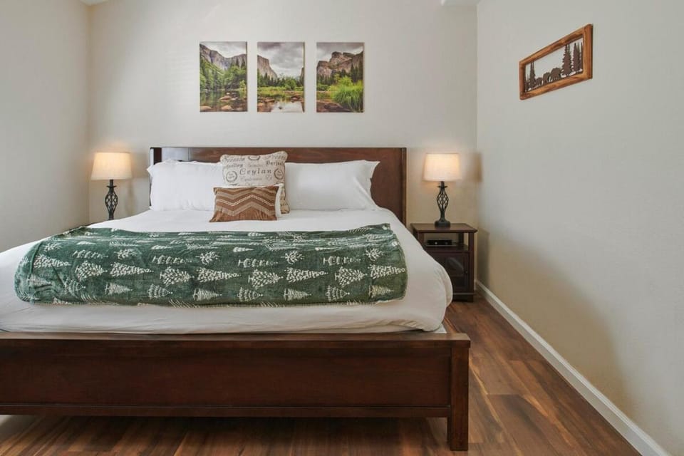 Scenic Mountain Views w Heated Pool, Game Room, and Hottubs House in Sierra Nevada