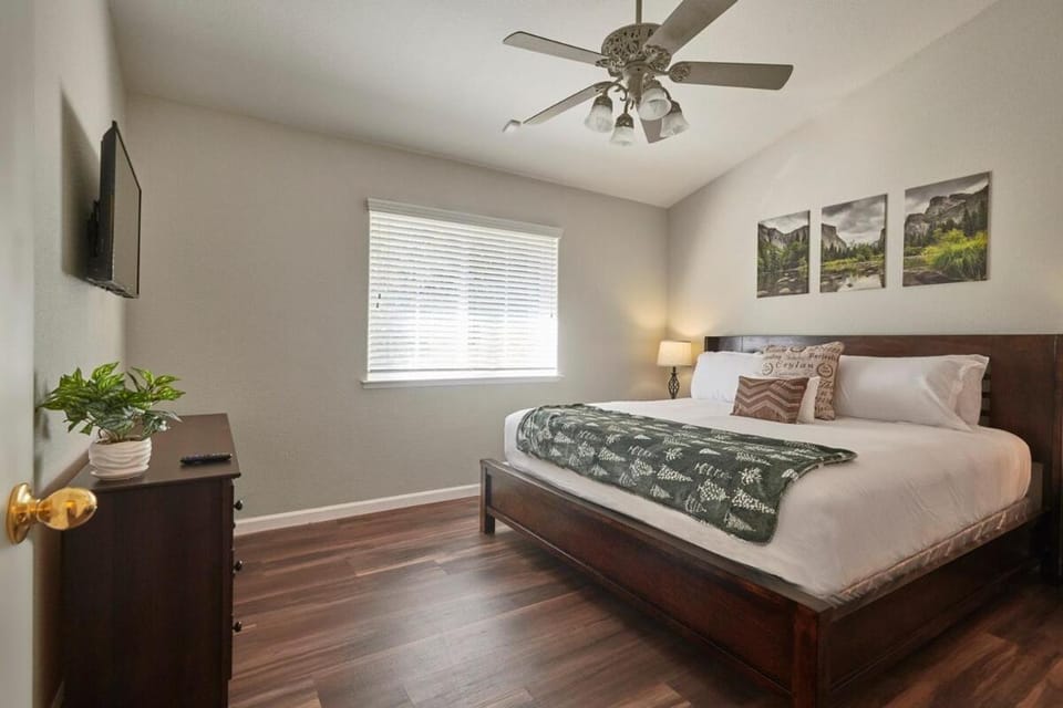Scenic Mountain Views w Heated Pool, Game Room, and Hottubs House in Sierra Nevada