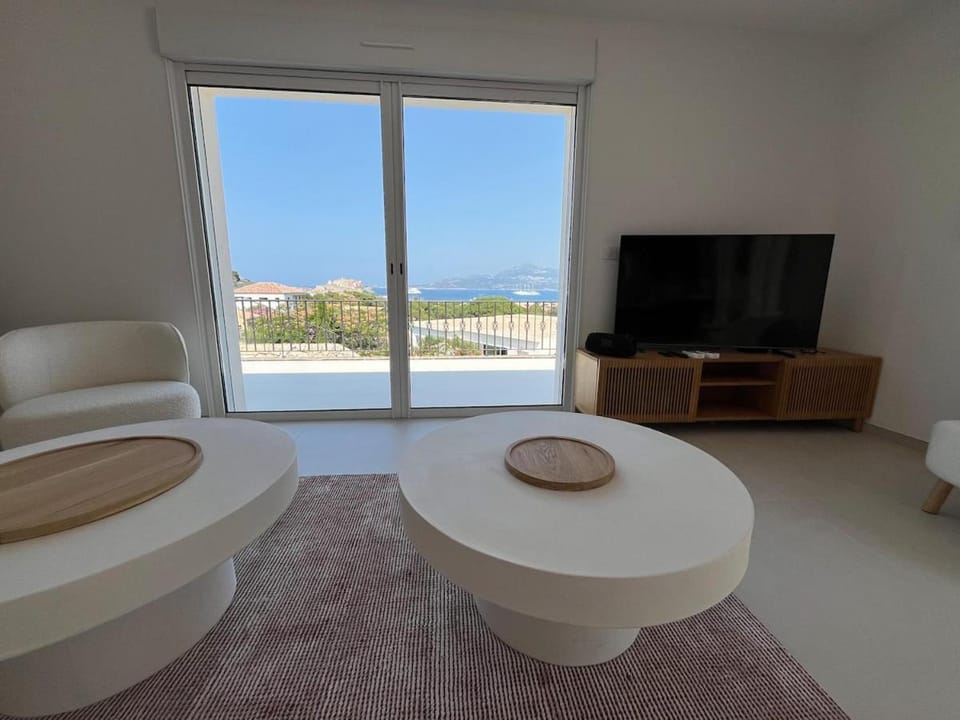 TV and multimedia, Seating area, Sea view