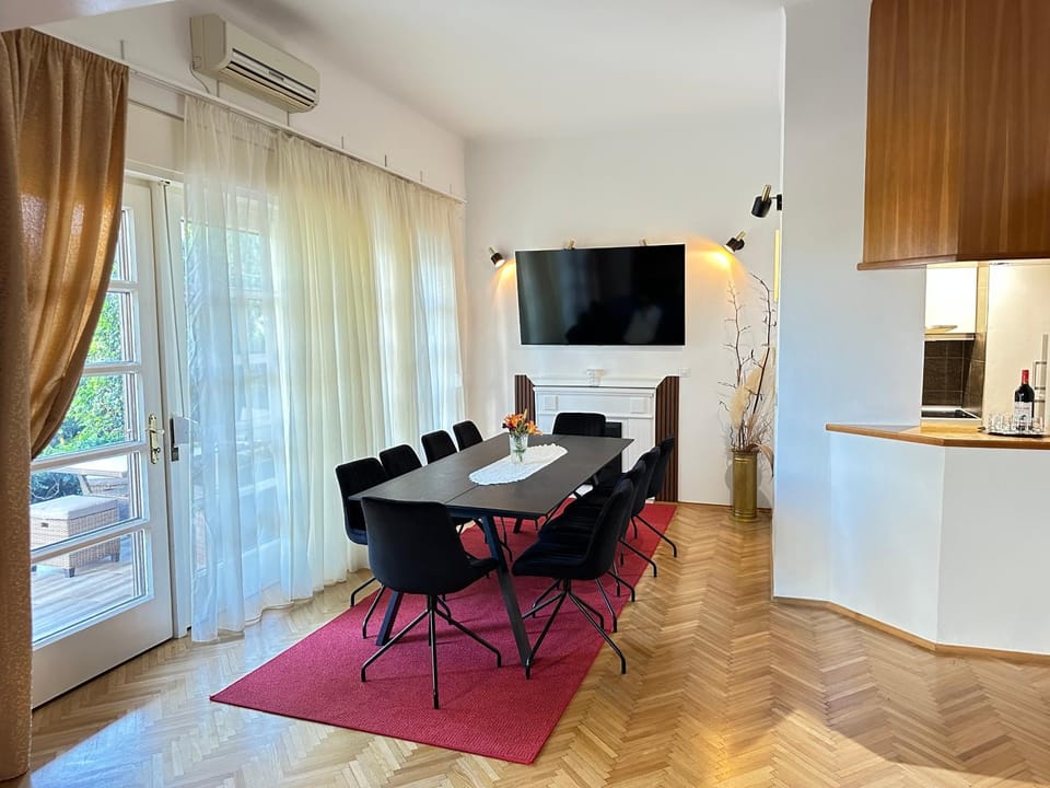 TV and multimedia, Kitchen or kitchenette, Dining area, Pool view, Sea view, internet, air conditioner, air conditioner