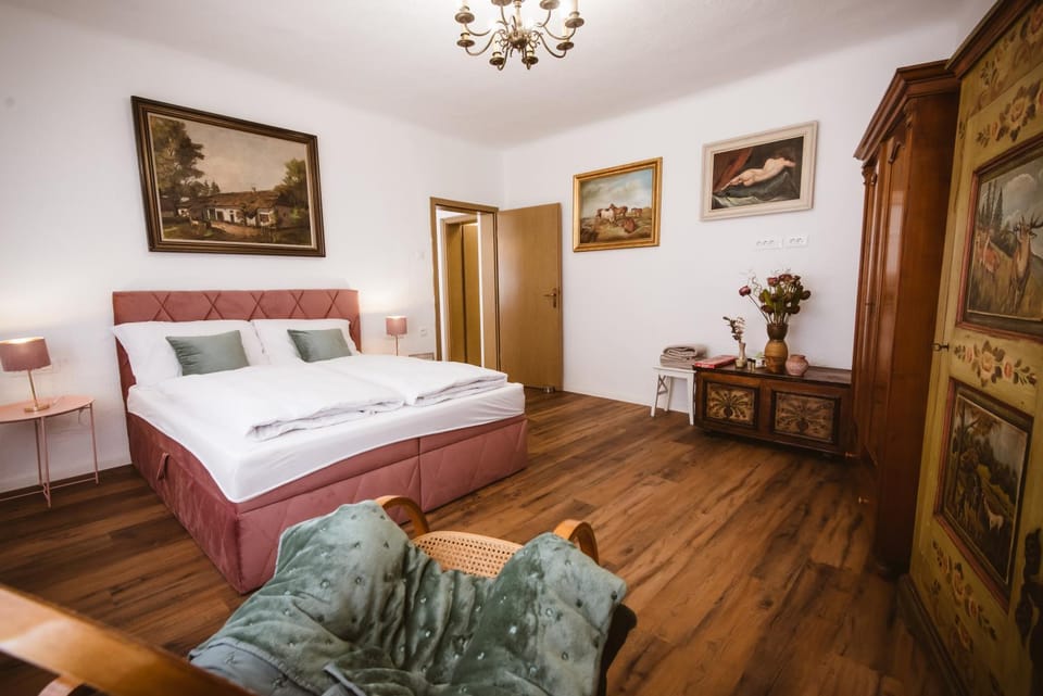 Bed, TV and multimedia, Bedroom, furniture, pet friendly