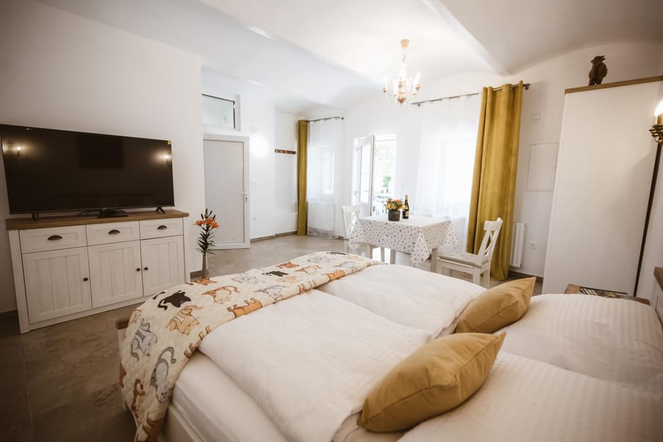 Bed, TV and multimedia, Living room, Photo of the whole room, Dining area, Bedroom, furniture