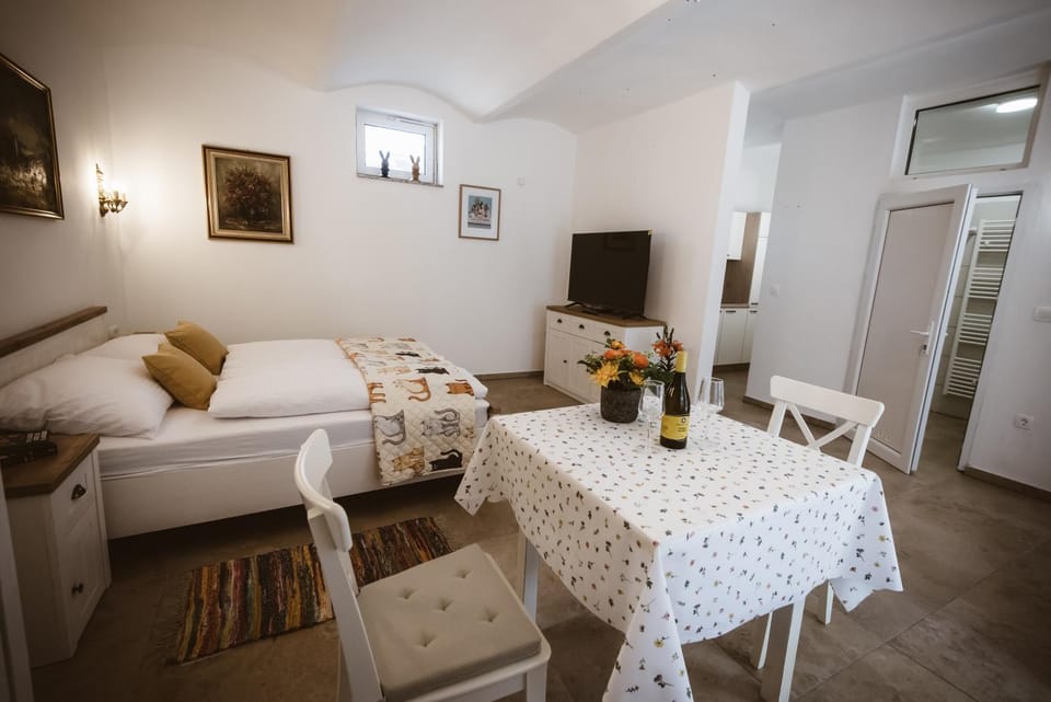 Bed, Living room, Photo of the whole room, Dining area, Bedroom, Facility for disabled guests, pet friendly