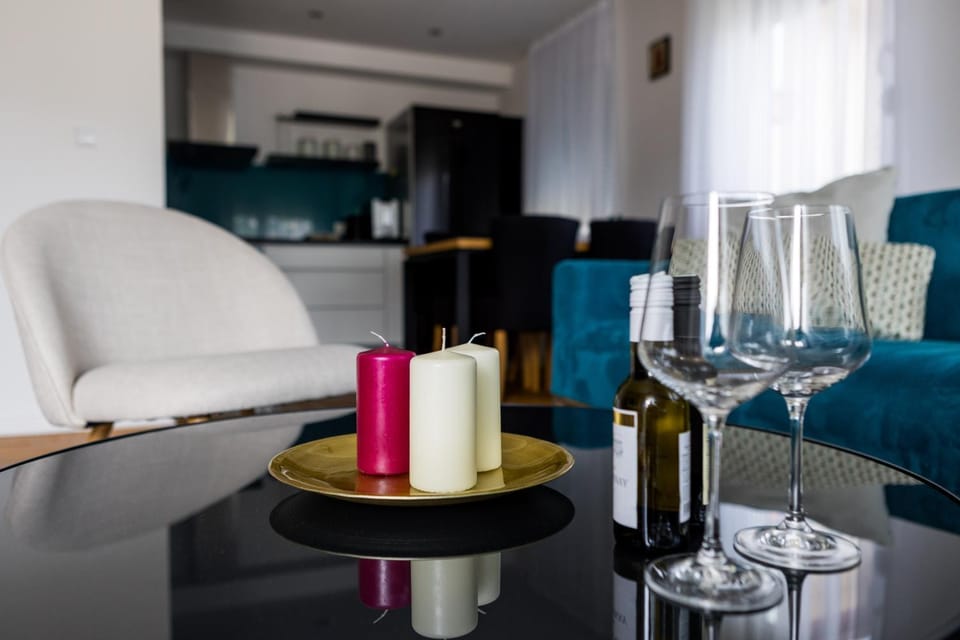 Living room, Food and drinks, Seating area, Alcoholic drinks