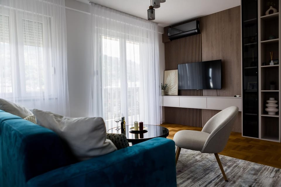 TV and multimedia, Living room, Seating area, Evening entertainment, air conditioner