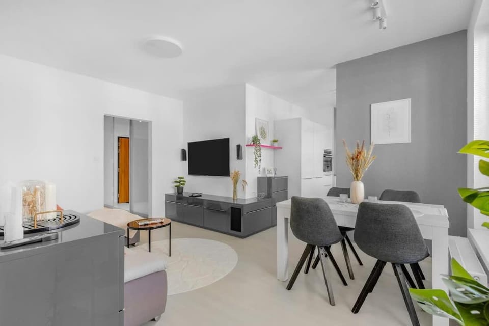 TV and multimedia, Living room, Seating area, Evening entertainment
