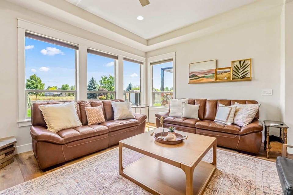 Modern 5BR Retreat with Hot Tub Cold Plunge & Park House in Meridian