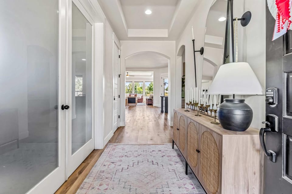 Modern 5BR Retreat with Hot Tub Cold Plunge & Park House in Meridian