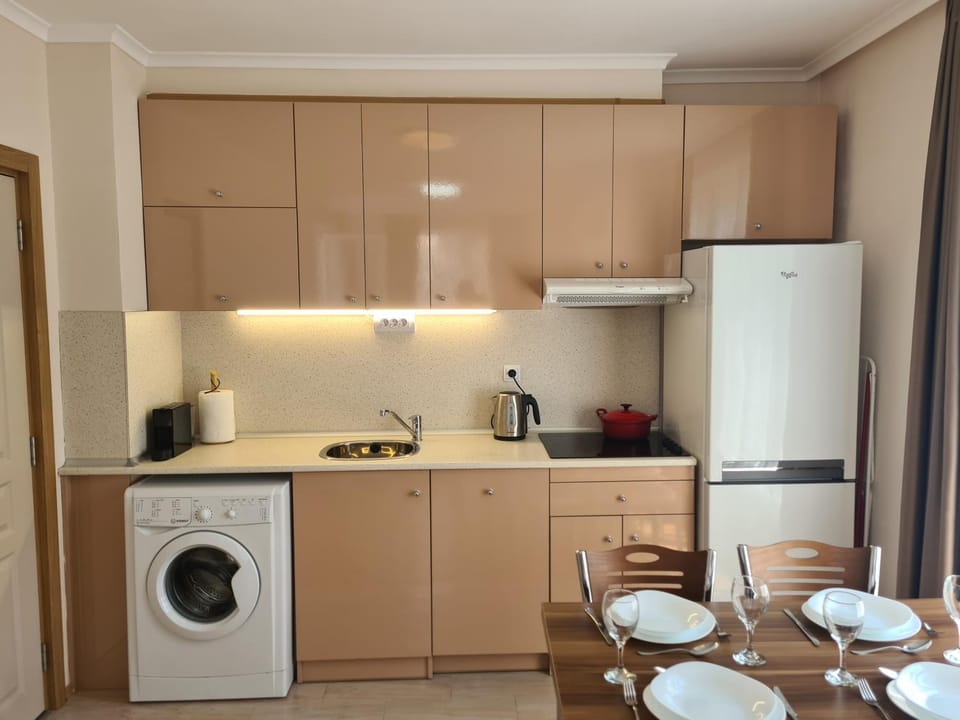 Coffee/tea facilities, Kitchen or kitchenette, Dining area, dishwasher, stove, washing machine