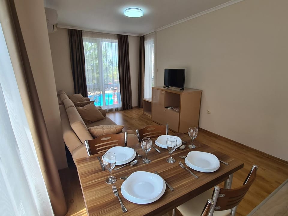TV and multimedia, Living room, Seating area, Dining area
