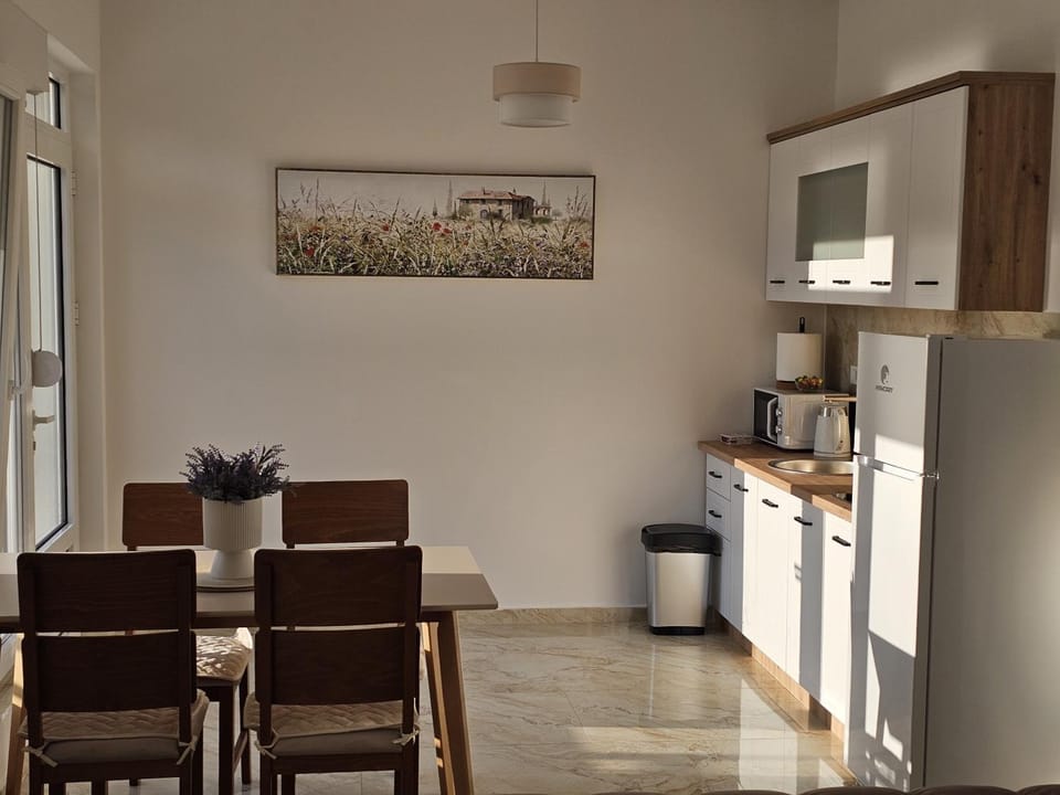 Coffee/tea facilities, Kitchen or kitchenette, Dining area, stove