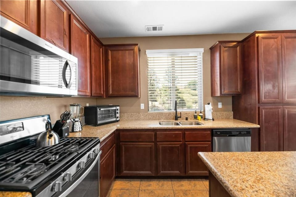 The Maple Ridge Hot-Tub and BBQ and Game Room! House in Southern California