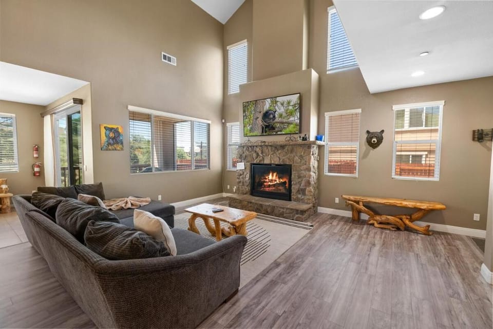 The Maple Ridge Hot-Tub and BBQ and Game Room! House in Southern California