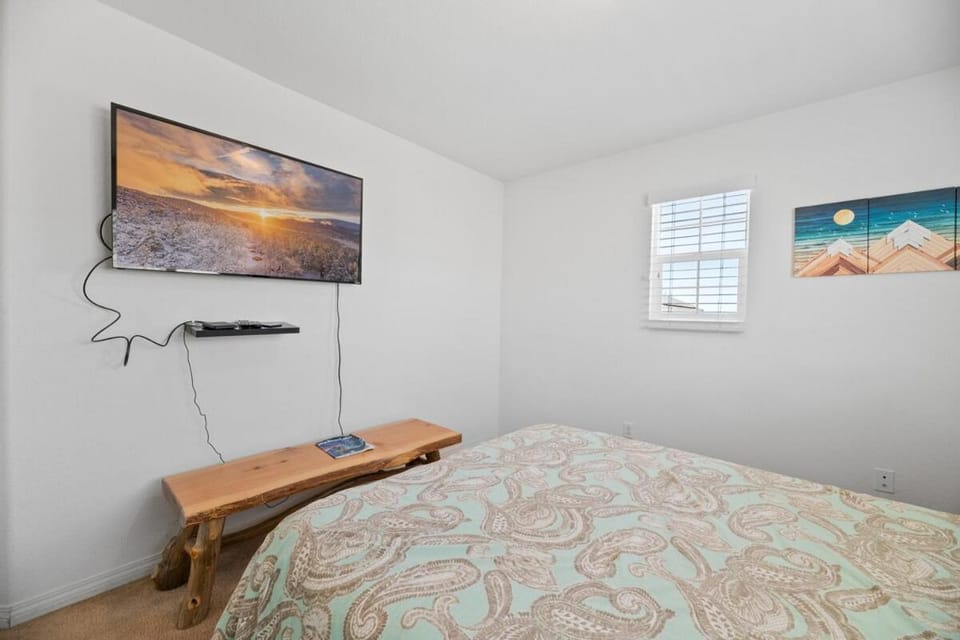 The Maple Ridge Hot-Tub and BBQ and Game Room! House in Southern California