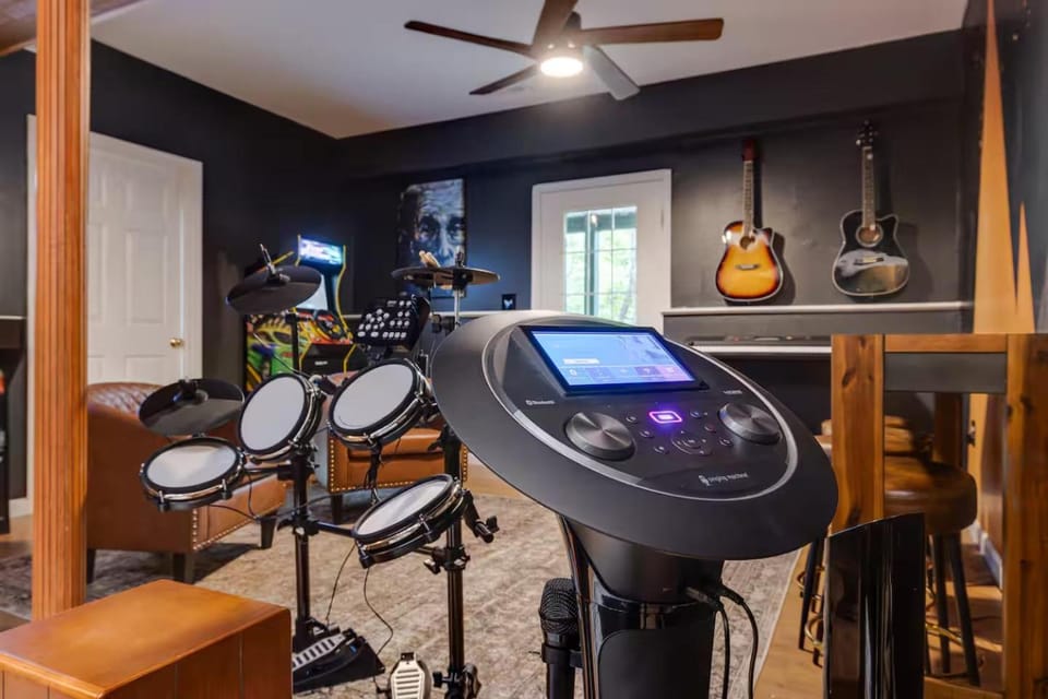 Karaoke, Lounge or bar