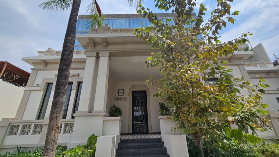 Property building, Facade/entrance, Day