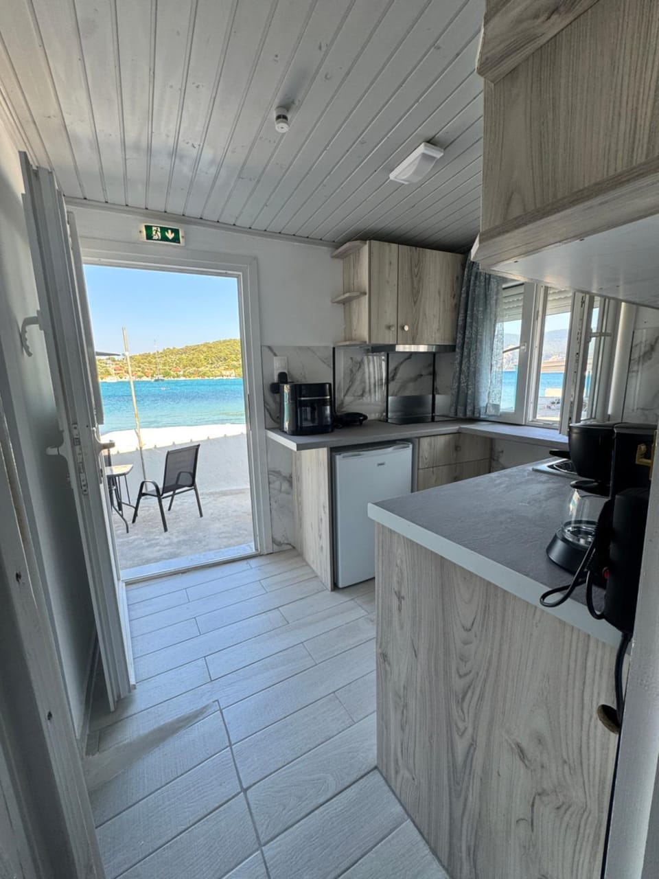 Kitchen or kitchenette, Sea view, stove