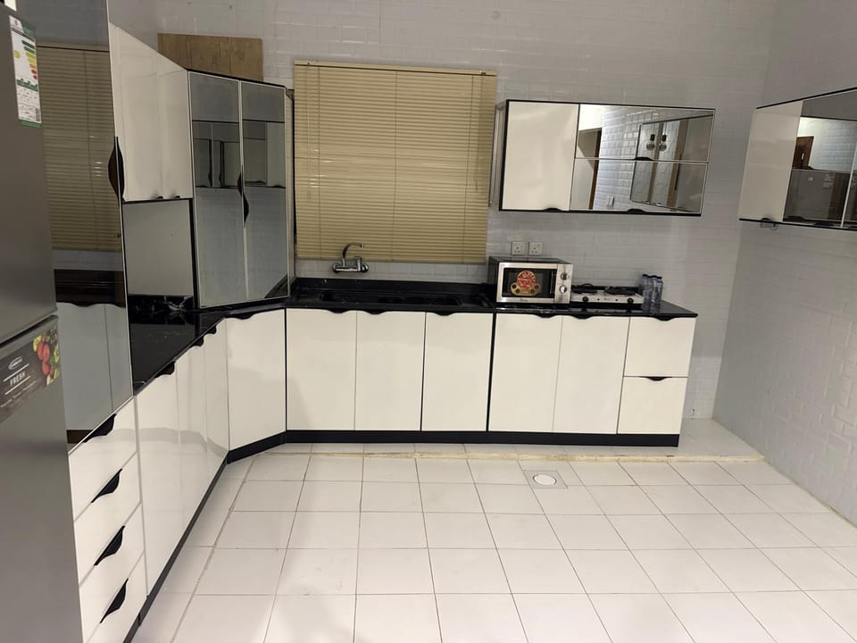 Kitchen or kitchenette, minibar, oven, stove