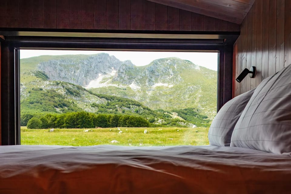 Bed, Natural landscape, Photo of the whole room, Bedroom, Mountain view
