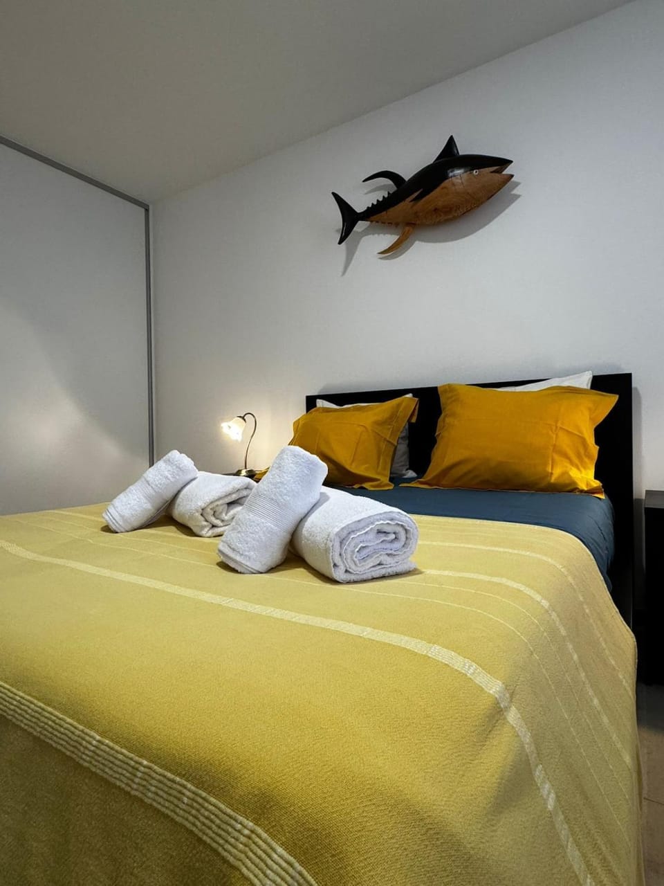 Bed, Photo of the whole room, Bedroom, towels
