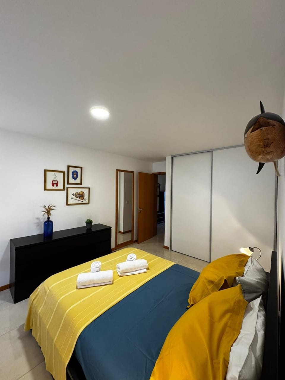 Bed, Photo of the whole room, Bedroom, towels