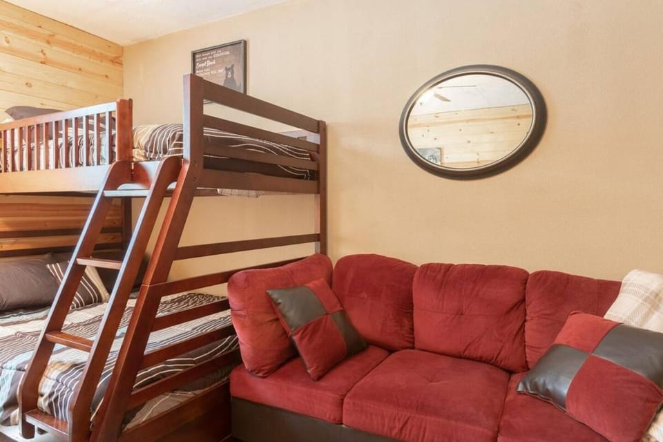 Seating area, Bedroom, bunk bed