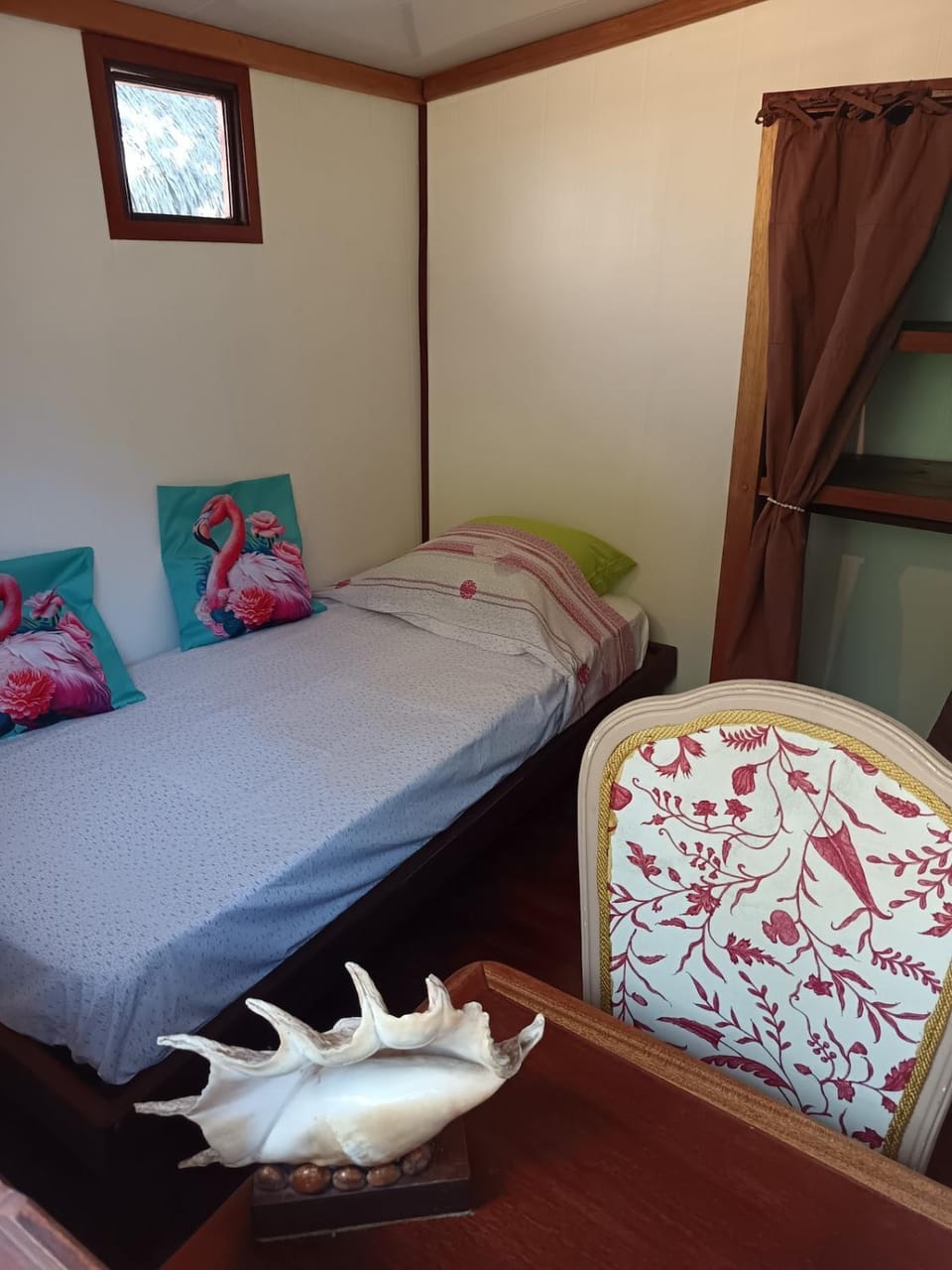 Bed, Photo of the whole room, Seating area, Bedroom