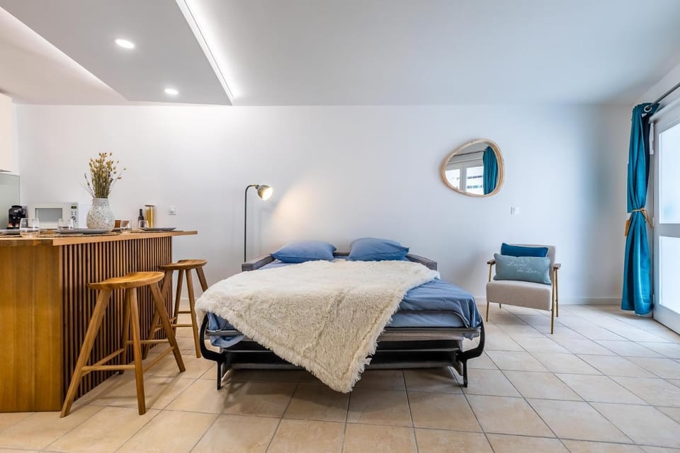 Bed, Living room