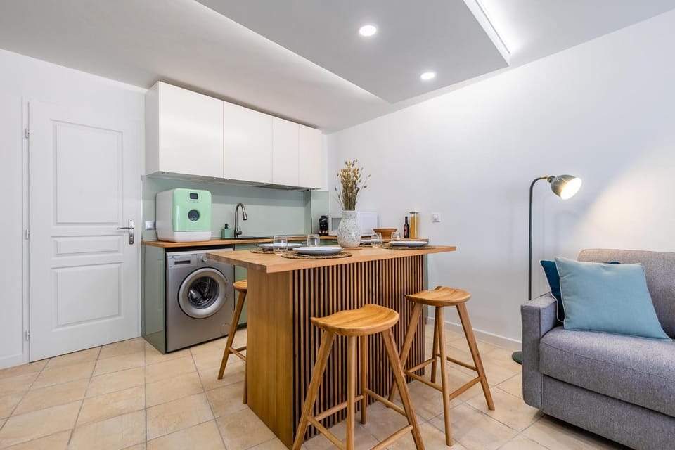 Kitchen or kitchenette, Dining area, stove
