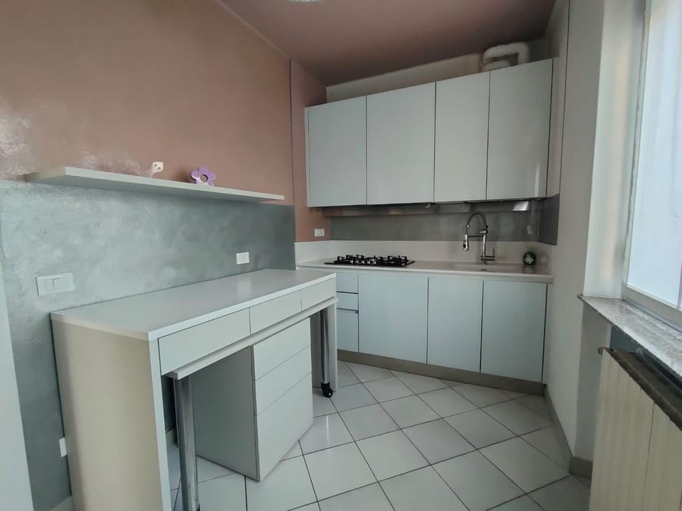 Kitchen or kitchenette, dishwasher, stove