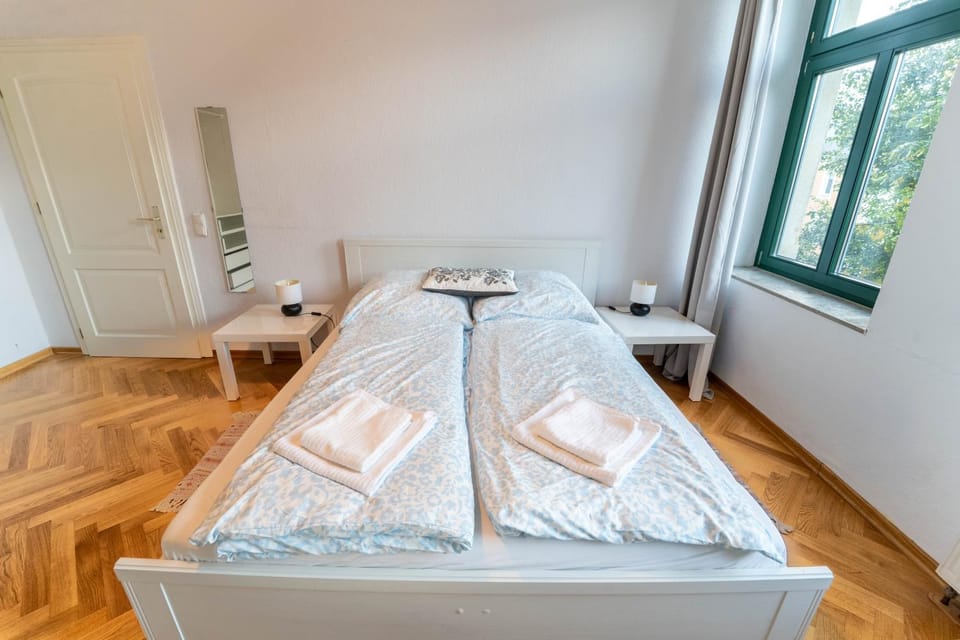 Bed, Bedroom, towels