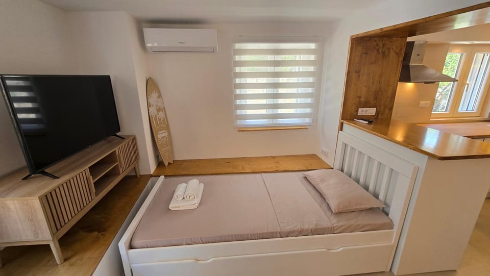 Bed, TV and multimedia, air conditioner