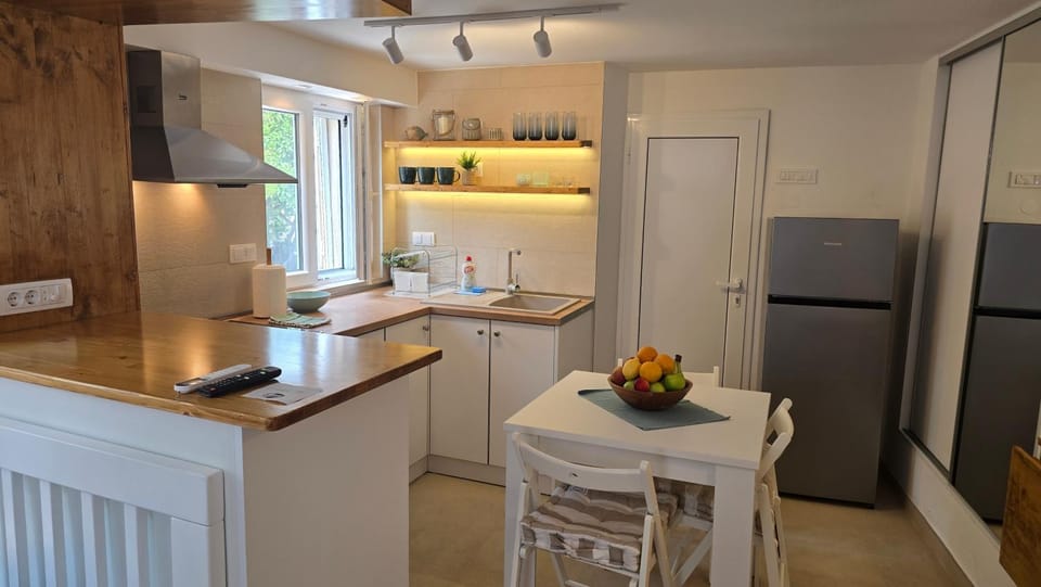 Dining area, kitchen