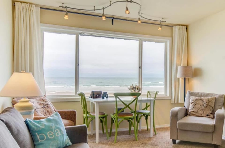 Sea Gypsy Rentals - Oceanfront Suite House in Lincoln City