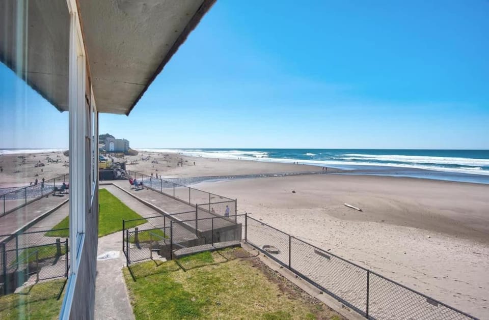 Sea Gypsy Rentals - Oceanfront Suite House in Lincoln City