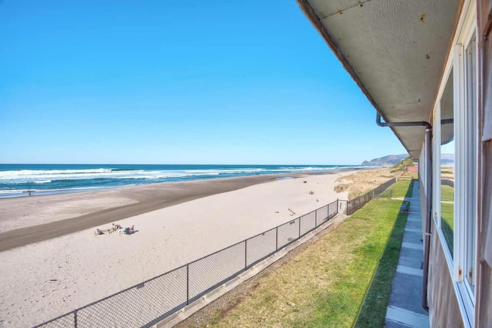 Sea Gypsy Rentals - Oceanfront Suite House in Lincoln City
