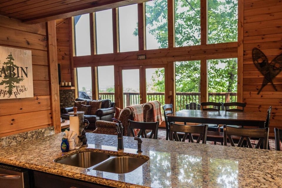 4BR Cabin, Mountain View, Hot Tub, and Deck! Cabin in Pigeon Forge