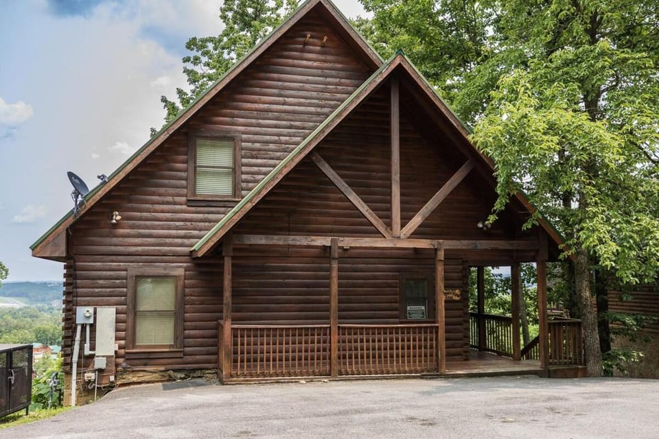 4BR Cabin, Mountain View, Hot Tub, and Deck! Cabin in Pigeon Forge