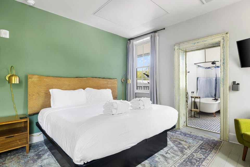 King Suite Claw Foot Tub 2nd Floor Bed and Breakfast in Savannah