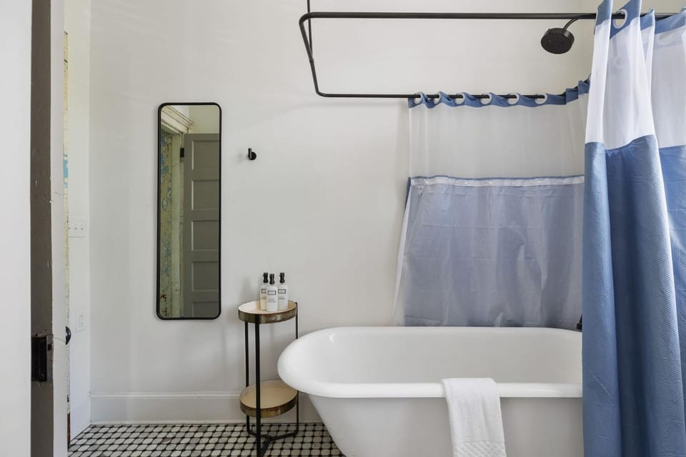 King Suite Claw Foot Tub 2nd Floor Bed and Breakfast in Savannah