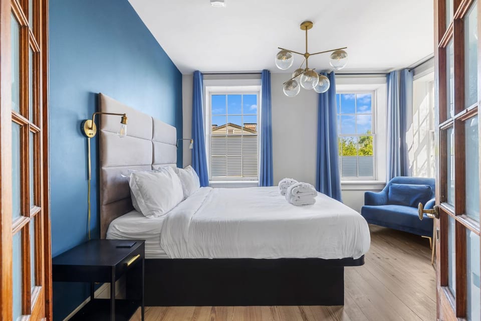 Luxury King Suite Full Kitchen 3rd Floor House in Savannah